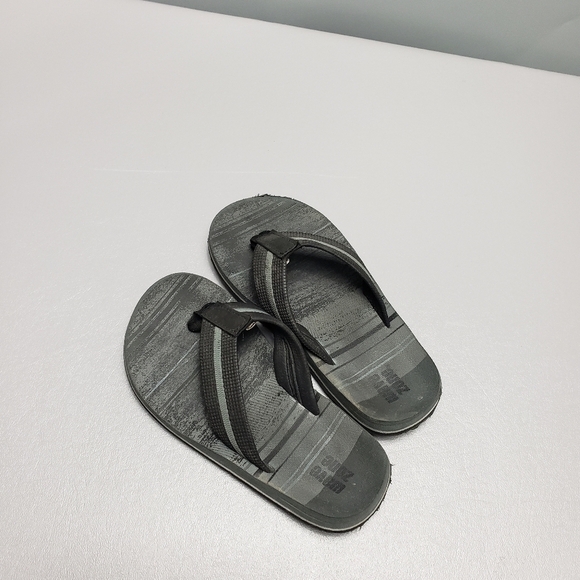 3/$15 Boys wave zone flip flops size 13 - Picture 9 of 9
